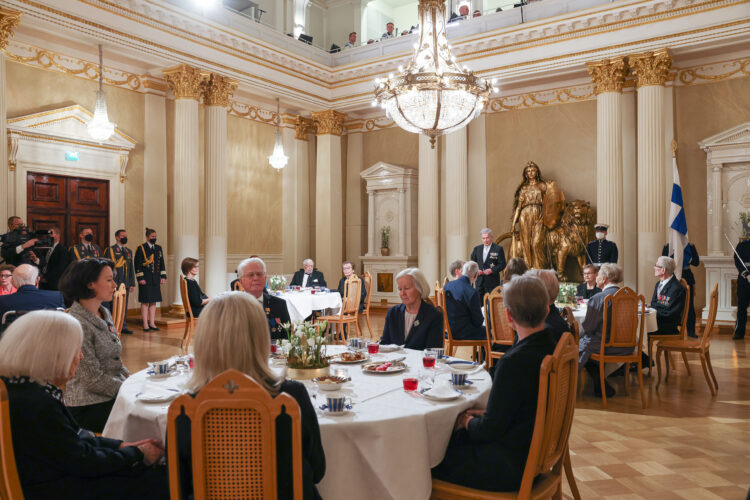 Republikens president Sauli Niinistö och hans maka Jenni Haukio var värdar för en kaffebjudning för veteraner och lottor från våra krig för att fira Finlands självständighet torsdagen den 1 december 2022 i Presidentens slott. Foto: Matti Porre/Republikens presidents kansli