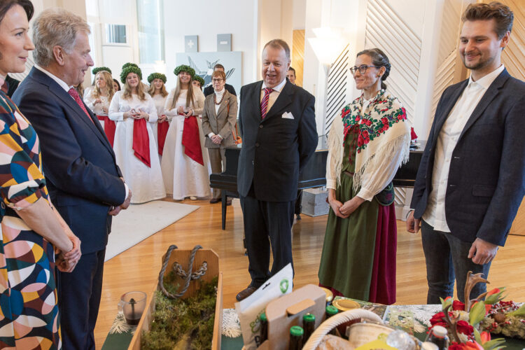 Korppoolaiset luovuttivat presidenttiparille jouluhauen, jonka on tänä vuonna kalastanut luotsikutterikuljettaja Tore Johansson. Kuva: Matti Porre/Tasavallan presidentin kanslia