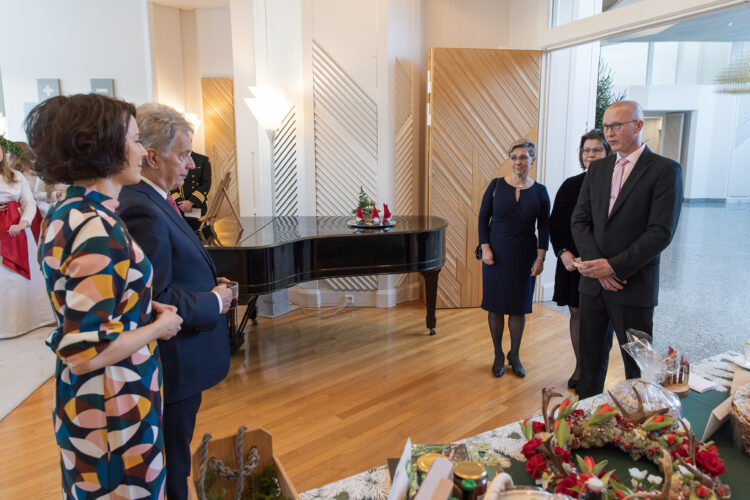 The Vehmaa branch of the Central Union of Agricultural Producers and Forest Owners delivered the Christmas ham. Photo: Matti Porre/Office of the President of the Republic of Finland