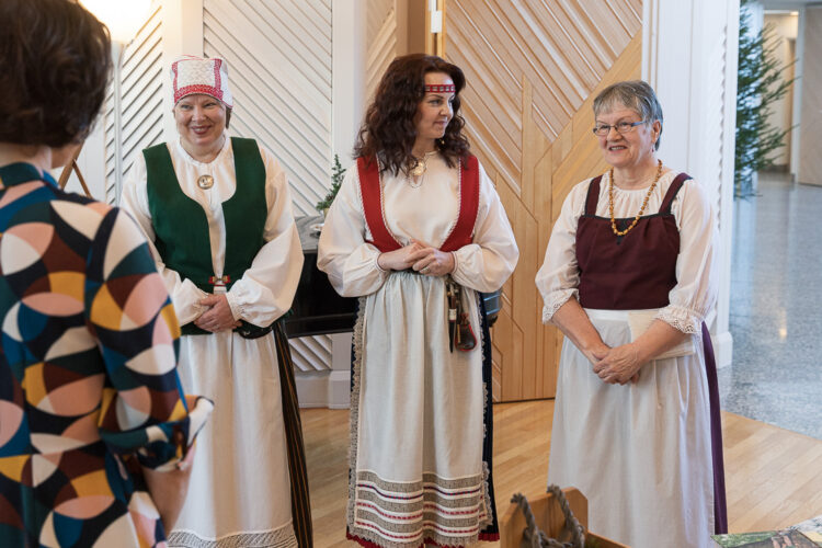 The Finnish Karelian League presented to the Presidential couple Karelian pasties, freshly baked that very morning. Photo: Matti Porre/Office of the President of the Republic of Finland