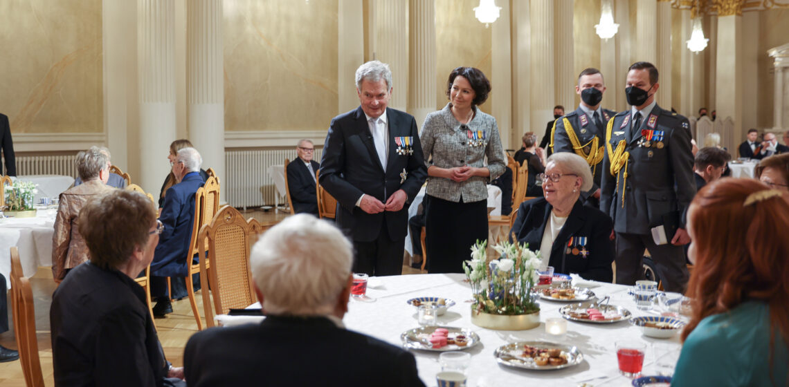 Tasavallan presidentti Sauli Niinistö ja puoliso Jenni Haukio isännöivät Suomen itsenäisyyden kunniaksi järjestettävän kahvitilaisuuden sotiemme veteraaneille ja lotille torstaina 1.12.2022 Presidentinlinnassa. Kuva: Matti Porre/Tasavallan presidentin kanslia