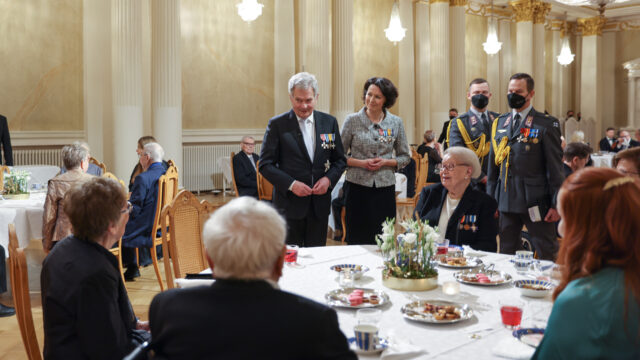 Republikens president Sauli Niinistö och hans maka Jenni Haukio var värdar för en kaffebjudning för veteraner och lottor från våra krig för att fira Finlands självständighet torsdagen den 1 december 2022 i Presidentens slott. Foto: Matti Porre/Republikens presidents kansli