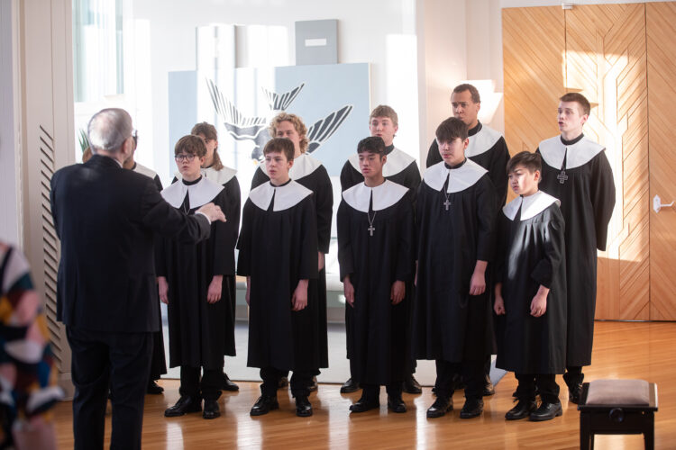 Poikakuoro Cantores Minores lauloi Mäntyniemen suuressa salissa presidenttiparille. Kuoroa johti Hannu Norjanen. Kuva: Matti Porre/Tasavallan presidentin kanslia
