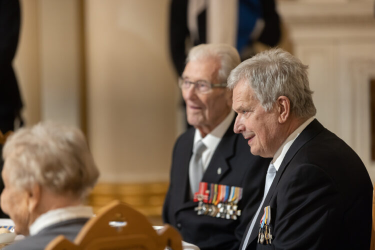 Republikens president Sauli Niinistö och hans maka Jenni Haukio var värdar för en kaffebjudning för veteraner och lottor från våra krig för att fira Finlands självständighet torsdagen den 1 december 2022 i Presidentens slott. Foto: Matti Porre/Republikens presidents kansli