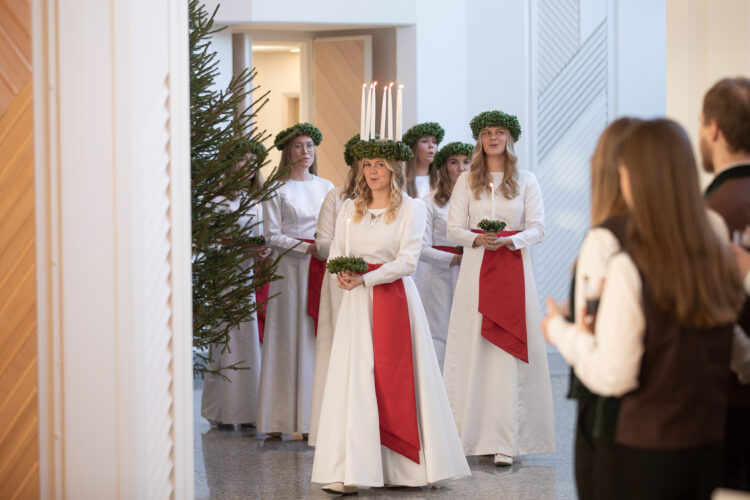 The Lucia Maiden traditionally visits numerous different hospitals and nursing homes in December and January, bringing light and strength to the residents. Photo: Matti Porre/Office of the President of the Republic of Finland