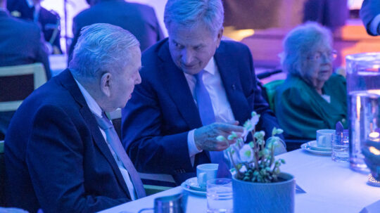 President Niinistö converses with war veteran Veikko Peltola over coffee. Photo: Matti Porre/Office of the President of the Republic of Finland