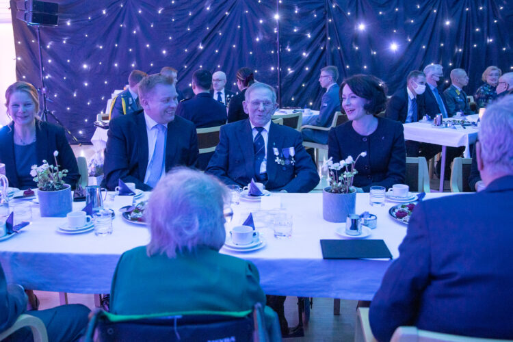 From the left, Kauniala Hospital Managing Director Mervi Ahlroth, Minister of Defence Antti Kaikkonen, war veteran Pentti Hooli and President’s spouse Jenni Haukio. Photo: Matti Porre/Office of the President of the Republic of Finland