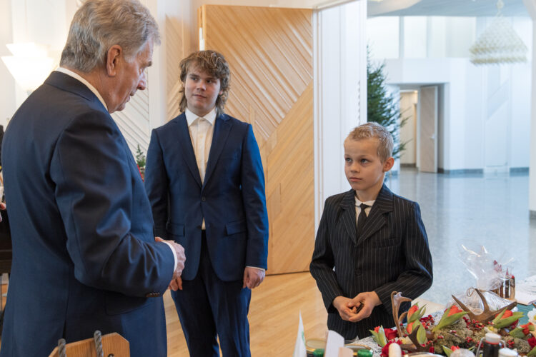 Representatives of animal welfare and conservation organisations presented to the Presidential couple a basket containing completely vegan items from domestic growers and producers. The basket was presented by Otso Piitulainen and 9-year-old Luca Eskelinen. Photo: Matti Porre/Office of the President of the Republic of Finland