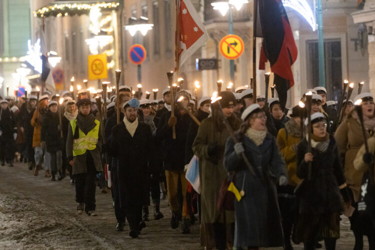 Studenternas traditionella fackeltåg lyste upp Esplanaden på självständighetsdagen. Foto: Matti Porre/Republikens presidents kansli