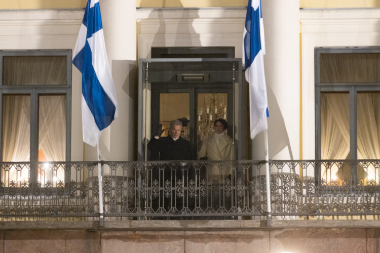 Perinteinen ylioppilaiden itsenäisyyspäivän soihtukulkue valaisi jälleen Esplanadia. Presidenttipari tervehti soihtukulkuetta Presidentinlinnan parvekkeelta. Kuva: Matti Porre/Tasavallan presidentin kanslia