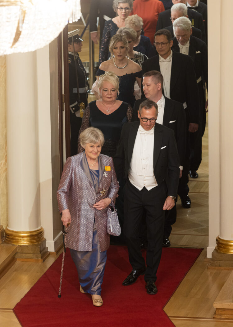 Vid mottagningen på självständighetsdagen 2022 var minister Elisabeth Rehn först att hälsa på presidentparet. Minister Rehn har gjort en framgångsrik och prestigefylld karriär inom inrikespolitik och fredsmedling. Foto: Matti Porre/Republikens presidents kansli
