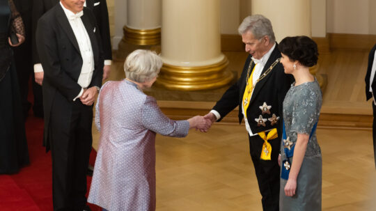 Vuoden 2022 itsenäisyyspäivän vastaanotolla presidenttiparia tervehti ensimmäisenä ministeri Elisabeth Rehn. Ministeri Rehn on tehnyt merkittävän ja arvostetun uran kotimaisessa politiikassa ja rauhanvälityksen parissa. Kuva: Matti Porre/Tasavallan presidentin kanslia