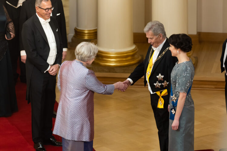 Vuoden 2022 itsenäisyyspäivän vastaanotolla presidenttiparia tervehti ensimmäisenä ministeri Elisabeth Rehn. Ministeri Rehn on tehnyt merkittävän ja arvostetun uran kotimaisessa politiikassa ja rauhanvälityksen parissa. Kuva: Matti Porre/Tasavallan presidentin kanslia