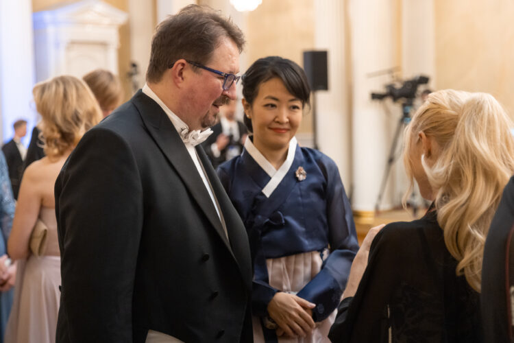 Direktör Mika Salminen från Institutet för hälsa och välfärd (THL) tillsammans med makan Thean. Foto: Matti Porre/Republikens presidents kansli