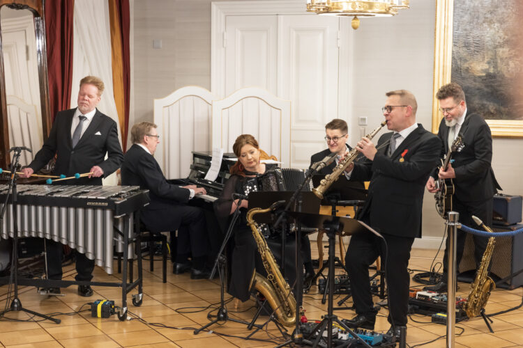 I salongen på tredje våningen uppträdde Jukka Perko Avara med vänner. Repertoaren hedrade den framlidne konstnären Vesa-Matti Loiri med musikstycken ur hans produktion framförda i instrumentala versioner. Foto: Matti Porre/Republikens presidents kansli
