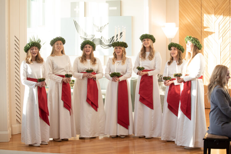 The Lucia Maiden traditionally visits numerous different hospitals and nursing homes in December and January, bringing light and strength to the residents. Photo: Matti Porre/Office of the President of the Republic of Finland