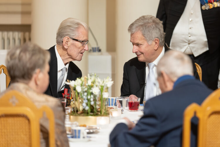 In discussion with General Jaakko Valtanen. Photo: Juhani Kandell/The Office of the President of the Republic of Finland