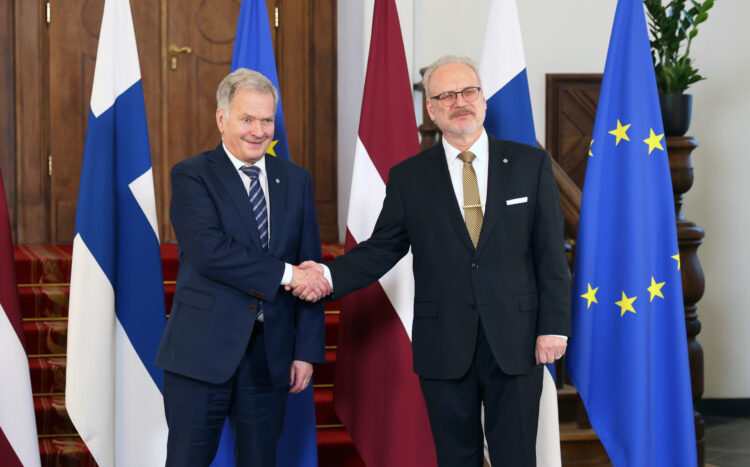 President Niinistö träffade Lettlands president Egils Levits före JEF-mötet den 19 december 2022 i Riga. Foto: Riikka Hietajärvi/Republikens presidents kansli