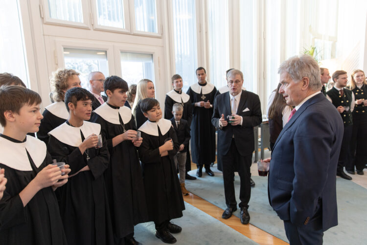 Keskusteluja Cantores Minoresin laulajien kanssa. Kuva: Matti Porre/Tasavallan presidentin kanslia