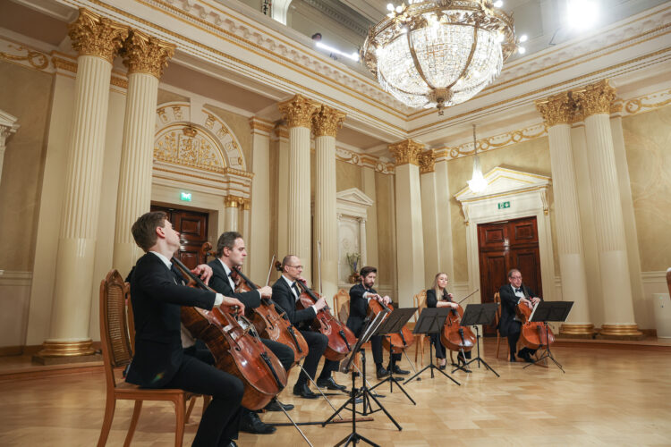 Vid mottagningen uppträdde Total Cello Ensemble och som högtidligt avslutning framförde ensemblen Finlandia av Jean Sibelius. Foto: Matti Porre/Republikens presidents kansli