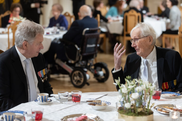 Keskusteluissa imatralaisen veteraanin Otto Virkin kanssa. Kuva: Matti Porre/Tasavallan presidentin kanslia