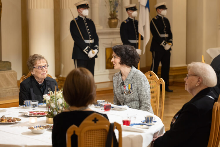 Hanna Tähti (till vänster) från Tammerfors blev föräldralös under kriget vid ett års ålder. Lottan Annikki Mäkelä (till höger) från Helsingfors. Foto: Juhani Kandell/Republikens presidents kansli