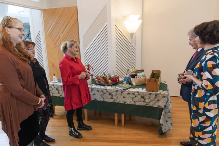 Helsingfors distriktet vid Finlands Blomsterhandlarförbund uppvaktade presidentparet med en blomsterhälsning. Foto: Matti Porre/Republikens presidents kansli