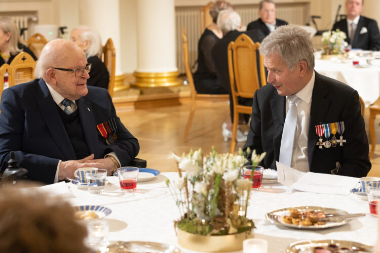 Den 101-årige veteranen Eero Blåfield från Esbo var 18 år när han drog ut i vinterkriget som frivillig. Foto: Juhani Kandell/Republikens presidents kansli