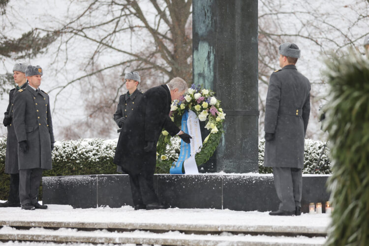 Republikens president Sauli Niinistö och hans maka Jenni Haukio nedlade en krans vid Hjältekorset på Sandudds begravningsplats på självständighetsdagens morgon den 6 december 2022. Foto: Juhani Kandell/Republikens presidents kansli