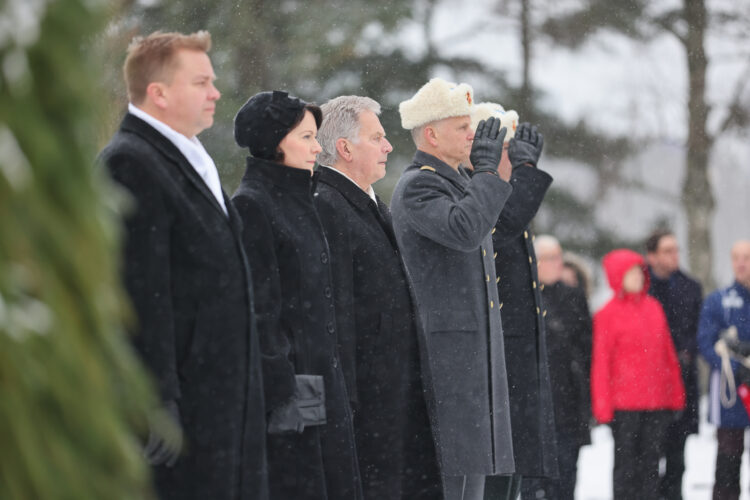 Republikens president Sauli Niinistö och hans maka Jenni Haukio nedlade en krans vid Hjältekorset på Sandudds begravningsplats på självständighetsdagens morgon den 6 december 2022. Foto: Juhani Kandell/Republikens presidents kansli