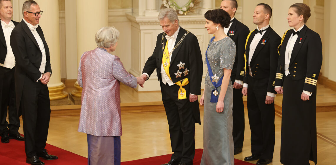 Vuoden 2022 itsenäisyyspäivän vastaanotolla presidenttiparia tervehti ensimmäisenä ministeri Elisabeth Rehn. Ministeri Rehn on tehnyt merkittävän ja arvostetun uran kotimaisessa politiikassa ja rauhanvälityksen parissa. Kuva: Juhani Kandell/Tasavallan presidentin kanslia