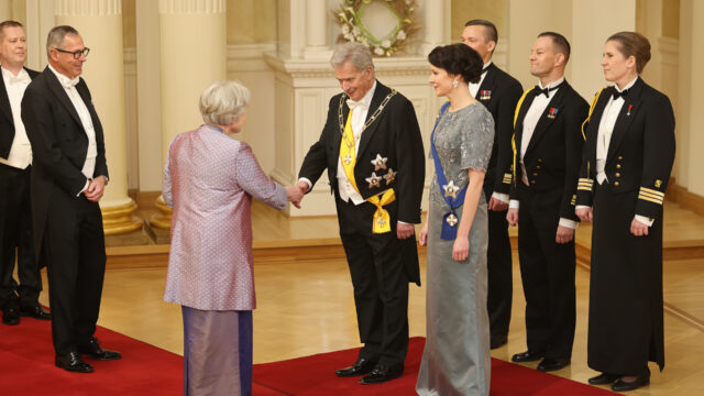 Vid mottagningen på självständighetsdagen 2022 var minister Elisabeth Rehn först att hälsa på presidentparet. Minister Rehn har gjort en framgångsrik och prestigefylld karriär inom inrikespolitik och fredsmedling. Foto: Juhani Kandell/Republikens presidents kansli