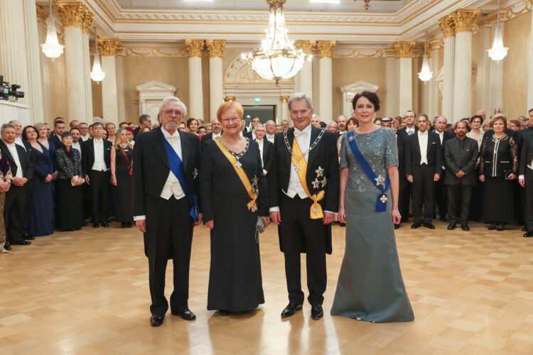 Två presidentpar: doktor Pentti Arajärvi, president Tarja Halonen, republikens president Sauli Niinistö och hans maka Jenni Haukio, Foto: Juhani Kandell/Republikens presidents kansli