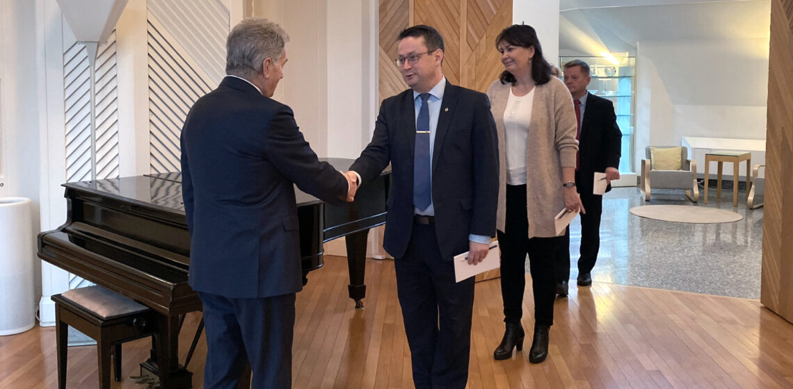 President Niinistö träffade riksdagens underrättelsetillsynsutskott på Talludden. Den första att hälsa på presidenten var utskottets ordförande Mika Kari. Foto: Tuomas Telkkä/Republikens presidents kansli