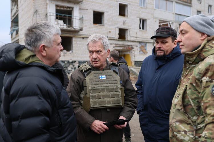 Borodianka's Mayor Heorhii Yerko shows President Niinistö the ravages of war and told about the suffering caused to civilians by the Russian invasion. Photo: Riikka Hietajärvi/Office of the President of the Republic of Finland