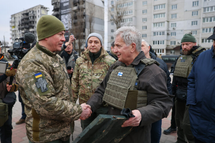 President Niinistö diskuterar med reservister som försvarat  Borodjanka. Foto: Riikka Hietajärvi/Republikens presidents kansli