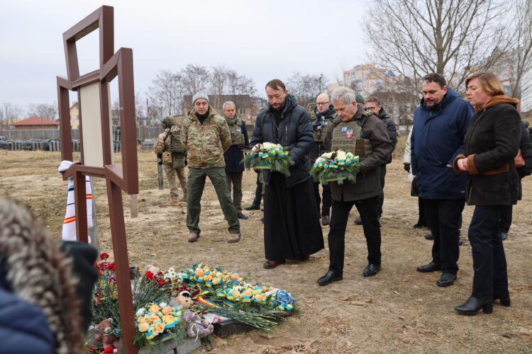 President Niinistö lays a wreath in Bucha, Ukraine, on 24 January 2023. Photo: Riikka Hietajärvi/Office of the President of the Republic of Finland