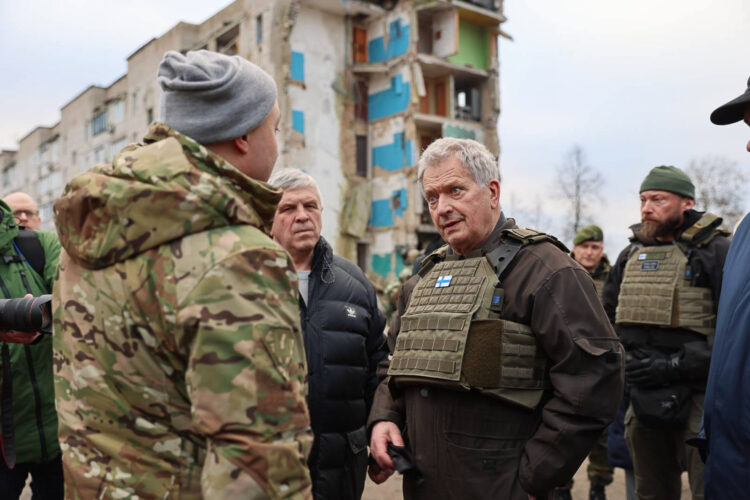 President Niinistö diskuterar med reservister som försvarat Borodjanka. Foto: Riikka Hietajärvi/Republikens presidents kansli