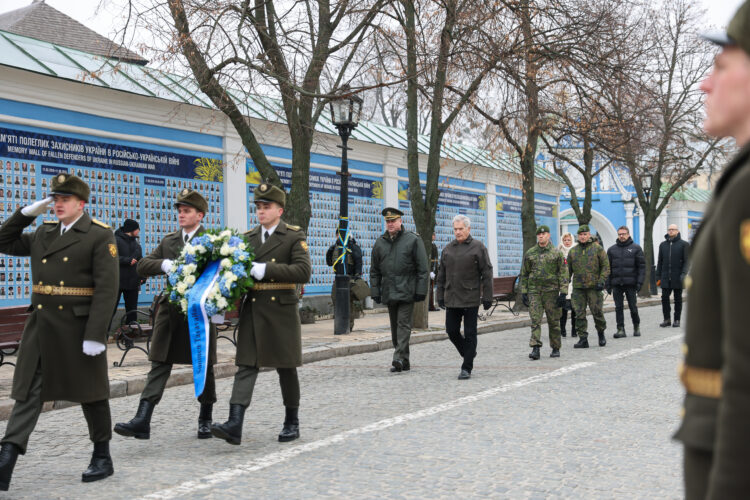 In Kyiv, President Niinistö laid a wreath at the Wall of Remembrance for those fallen in the war. Photo: Riikka Hietajärvi/Office of the President of the Republic of Finland