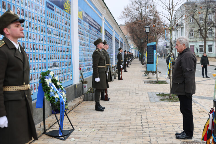 I Kiev lade president Niinistö ned en krans vid minnesväggen för de stupade i kriget. Foto: Riikka Hietajärvi/Republikens presidents kansli