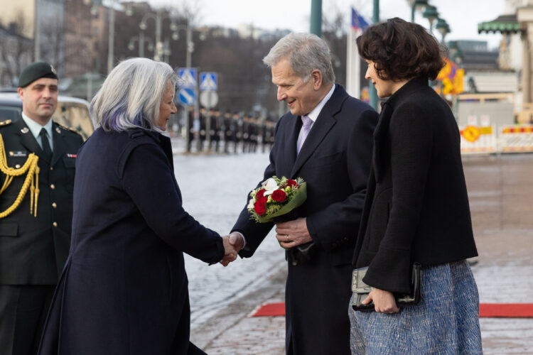 Tasavallan presidentti Sauli Niinistö vastaanotti puolisonsa tohtori Jenni Haukion kanssa Kanadan kenraalikuvernööri Mary Simonin valtiovierailulle Suomeen tiistaina 7. helmikuuta 2023. Kuva: Matti Porre/Tasavallan presidentin kanslia