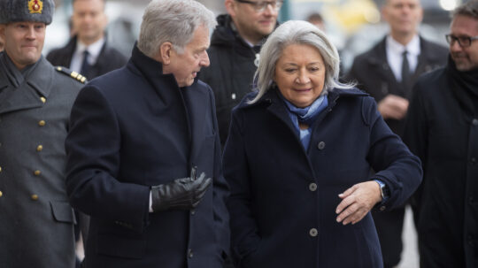 President Niinistö and Governor General Simon  walking along Pohjoisesplanadi. Photo: Matti Porre/Office of the President of the Republic of Finland