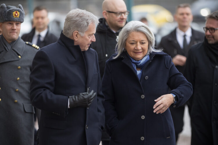 President Niinistö and Governor General Simon  walking along Pohjoisesplanadi. Photo: Matti Porre/Office of the President of the Republic of Finland