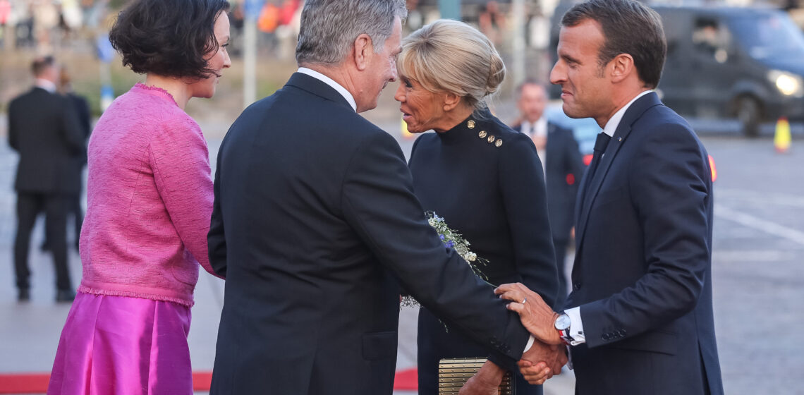 Ranskan presidentti Emmanuel Macronin ja puoliso Brigitte Macronin toivottivat tervetulleeksi presidentti Niinistö ja rouva Haukio. Kuva: Juhani Kandell/Tasavallan presidentin kanslia