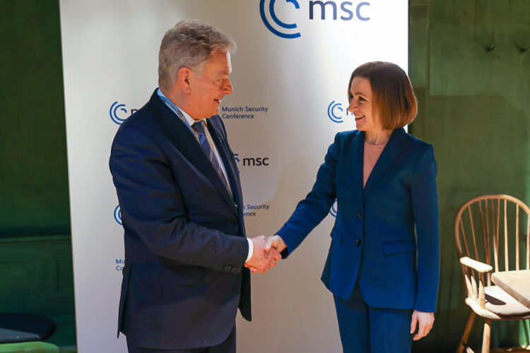 Presidentti Niinistö kättelee Moldovan presidentin Maia Sandun ennen kahdenvälistä tapaamista. Kuva: Riikka Hietajärvi/Tasavallan presidentin kanslia 
