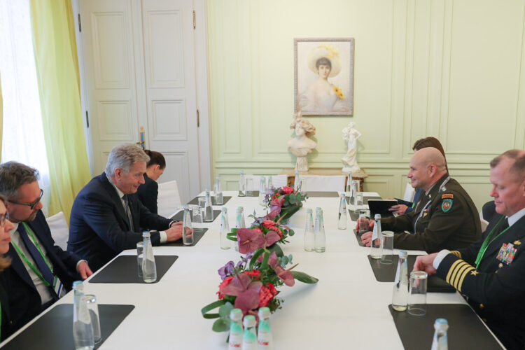 Presidentti Niinistö tapasi Naton Euroopan-joukkojen komentajan, kenraali  Christopher Cavolin. Kuva: Riikka Hietajärvi/Tasavallan presidentin kanslia 