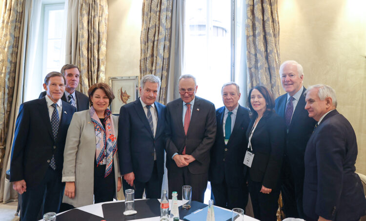 President Niinistö med majoritetsledaren i Förenta staternas senat Chuck Schumer och andra senatorer på säkerhetskonferensen i München den 17 februari 2023. Foto: Riikka Hietajärvi/Republikens presidents kansli