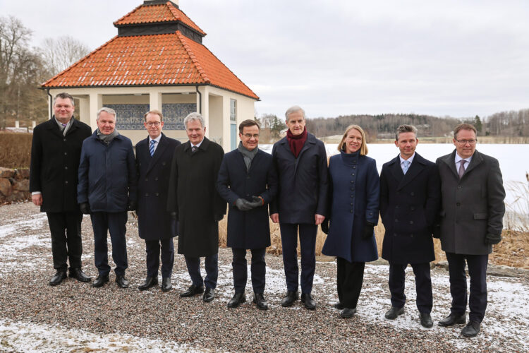 President Niinistö, statsminister Kristersson och statsminister Gahr Støre i Harpsund tillsammans med utrikes- och försvarsministrarna från Finland, Sverige och Norge. Foto: Riikka Hietajärvi/Republikens presidents kansli 