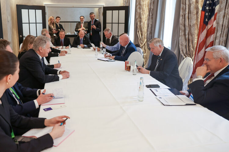 President Niinistö in talks with U.S. senators. Photo: Riikka Hietajärvi/Office of the President of the Republic of Finland
