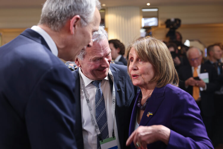 Naton pääsihteeri Jens Stoltenberg, presidentti Sauli Niinistö ja Yhdysvaltojen edustajahuoneen puheenjohtaja Nancy Pelosi. Kuva: Riikka Hietajärvi/Tasavallan presidentin kanslia